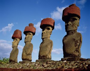 Monolitiske statuer på Ahu Nau Nau ved Anakena Beach, ca. 1000-1600 (detalje af 114932)